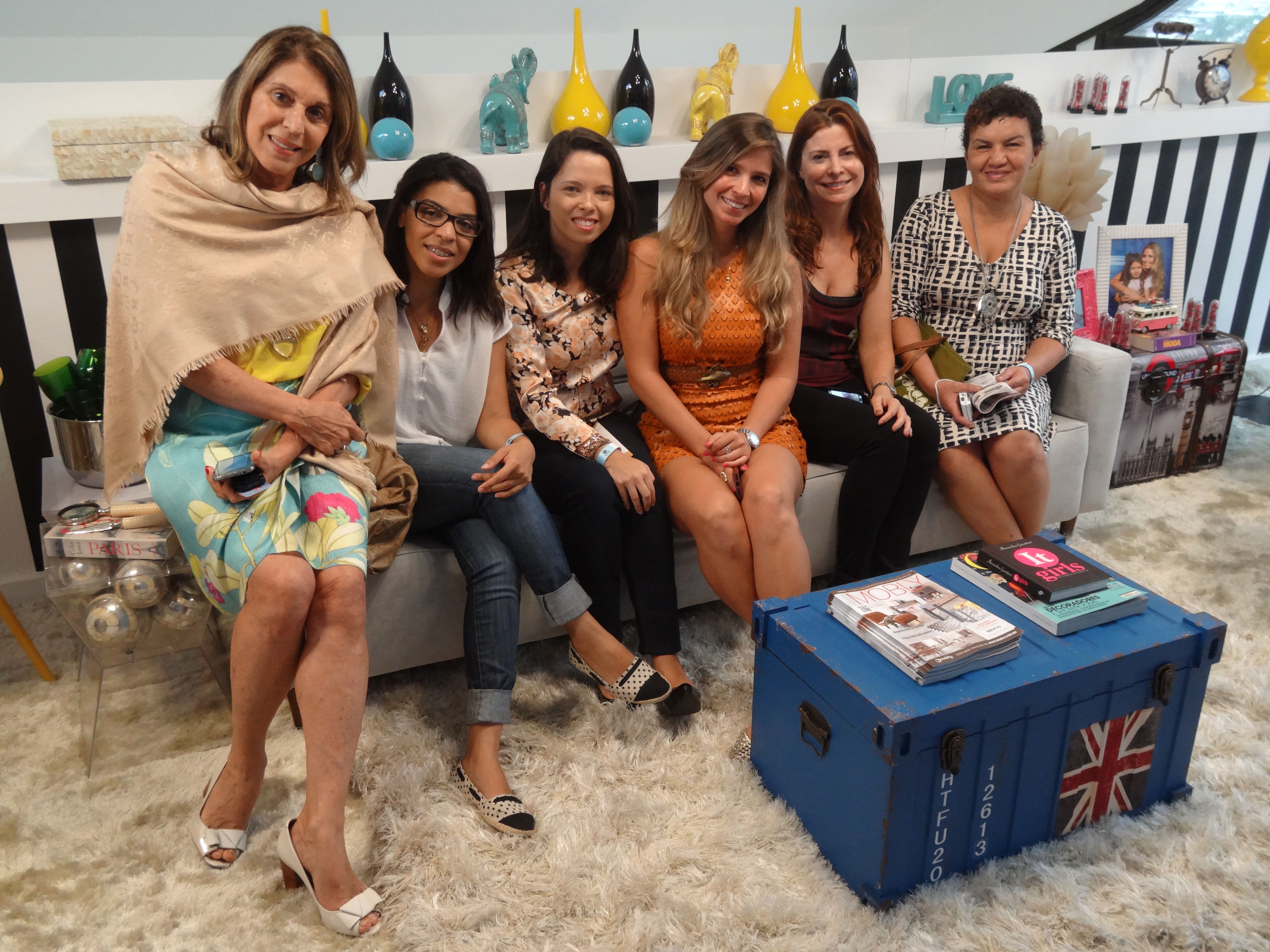 Lígia Schuback recebe as blogueiras Vanessa Oliveira, Carol Motta, Claudia Marandino e Rosana Silva no Estúdio da Blogueira Mobly, assinado por Aline Araújo (de laranja), no Morar Mais