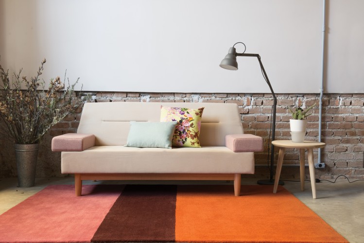 FERNANDO JAEGER PRONTO PRA LEVAR_Sofá Chico+Mesinha Joujou+Tapete três listras (1)