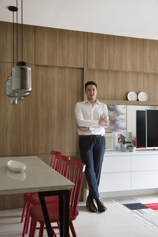 Acima, o arquiteto Fabiano Ravaglia, que assina o projeto de reforma e decoração