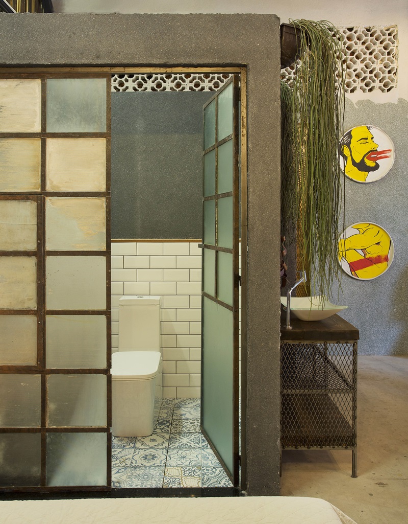  João Velloso e José Oliveira assinam o banheiro do loft: destaque para as esquadrias feitas com um antigo janelão da Bhering e o piso com estampa de azulejaria portuguesa antiga